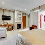 Πανσιόν Navona Queen Rooftop 4*
