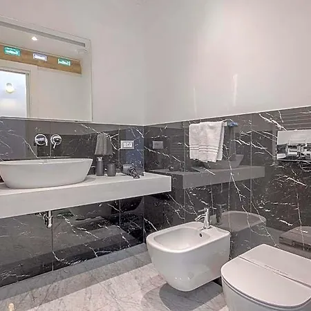Navona Queen Rooftop 4*