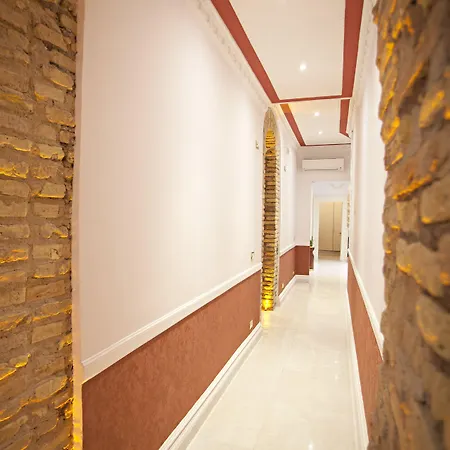 ナヴォーナ クイーン ルーフトップ ゲストハウス 4*